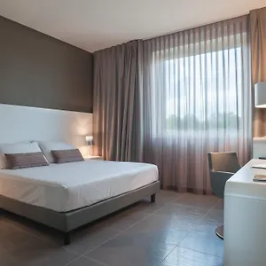 8piuhotel.lecce-hotels.com/